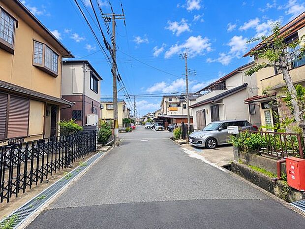 苦手な方でも、運転しやすそうな広さがありそうな道路ですね。