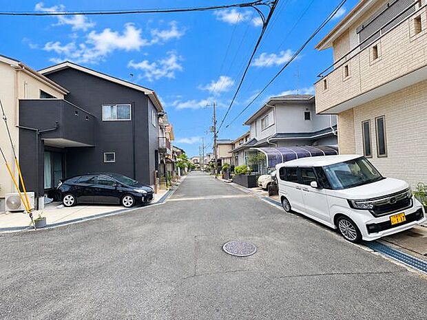 ゆとりをもって運転できそうな広さがありそうな道路ですね。