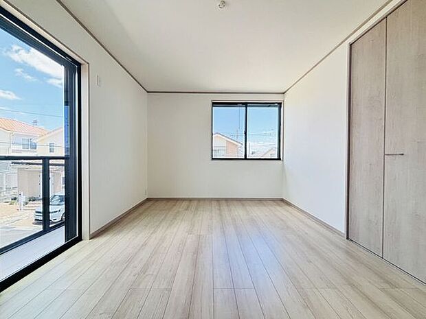 8.75帖のお部屋にはバルコニーがありお布団もラクラク干せます。