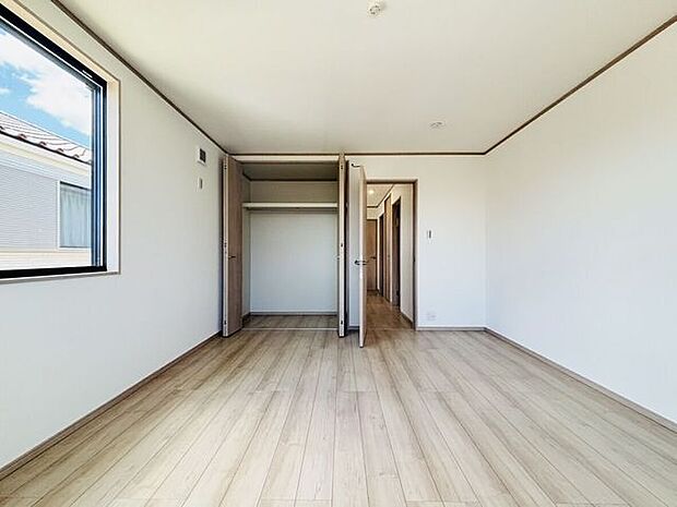 洋室3部屋があるので、これから家族が増えても安心ですね。お子様が小さいうちは主寝室でみんなで寝るのが定番になりそうですね。