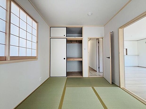 LDKとつづきなので来客だけでなく遊びや昼寝スペースにも利用可能。小さな机を置けば勉強スペースにも早変わり。