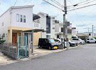 ゆとりある広さの道路に面しているので、運転もしやすい環境です。
