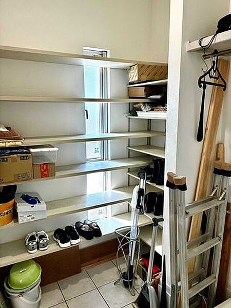 靴以外にも荷物を置ける棚がポイント。