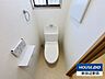 トイレ：トイレは窓付きなので換気がしやすいですね。