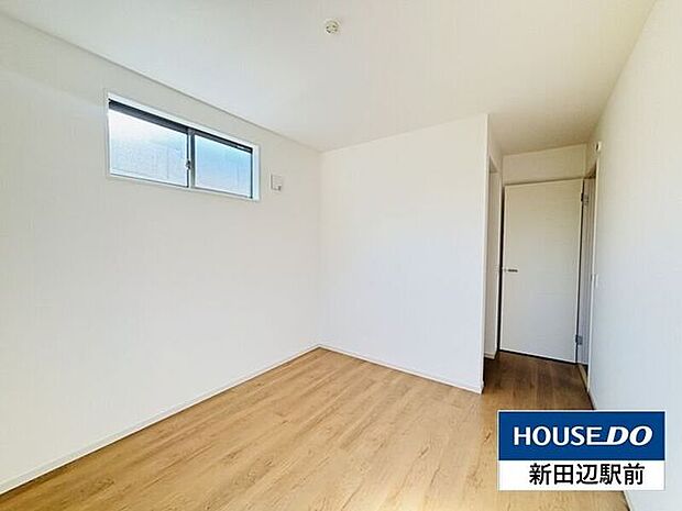 小さな小窓付きの部屋です。