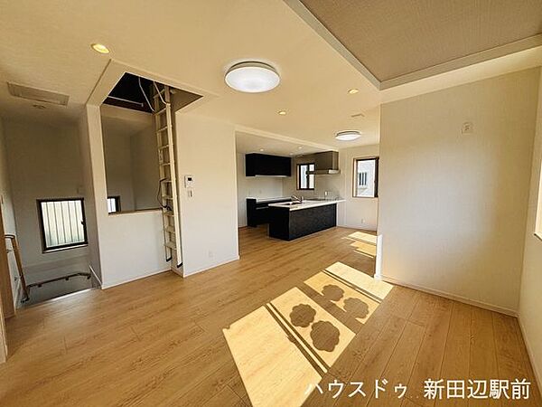 家族が同じ空間にいながらも、それぞれゆったり寛げる約18.75帖の広々としたLDK。