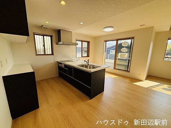 家事をしながらもお子様が遊んだり、食事をするのを見守れます。家族との会話もしやすいのでコミュニケーションがふえますね。