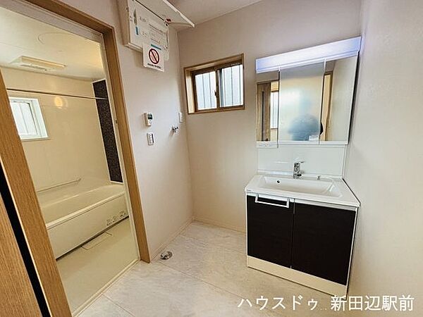 清潔な洗面化粧台です。毎日の身だしなみチェックはこちらでどうぞ。小物を置くスペースもあって使い勝手便利ですね。
