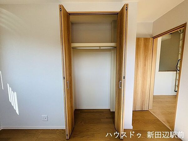 全居室収納完備。収納家具を減らして広々空間をお楽しみいただけるように工夫されていますね。