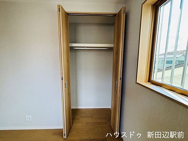 クローゼットは棚つきで、ハンガーラックになっております。スーツやお出かけ用のお洋服などハンガーでかけておきたい服もしっかり収納。