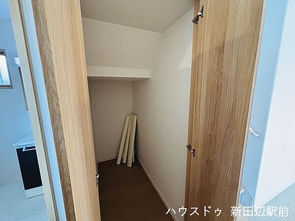 洗面横のCL。季節物の家電や、日用品のストック保管場所に使えそうな収納ですね