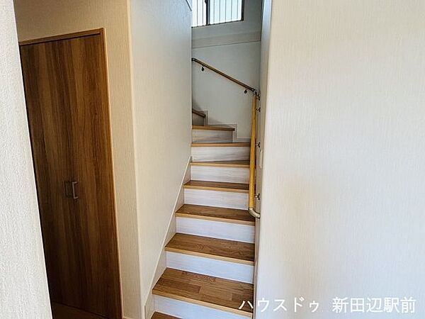 手すり付きなので、小さなお子様やお年寄りの方でも安心して上り下りできそうですね。