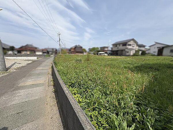 前面道路を含む外観の様子です。