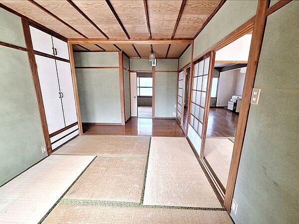 玄関ホールから入ってすぐの4.5帖の和室です。