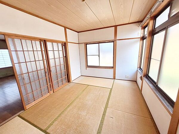 南側6帖の和室です。窓から暖かい光が差し込みます。