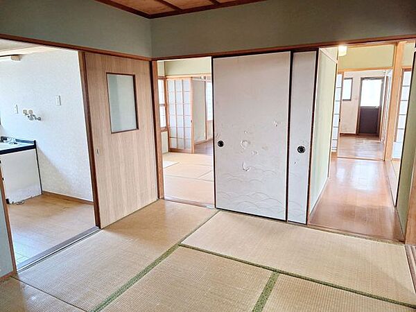 洗面所へと続く6帖の和室です。
