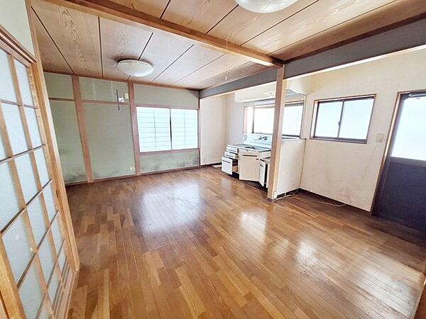 ダイニングキッチンの様子です。11.5帖の広々としたスペースとなっております。