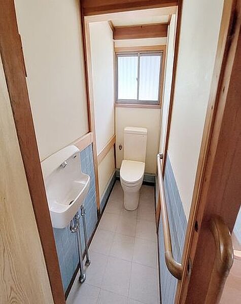 温水洗浄便座付きのトイレです。
