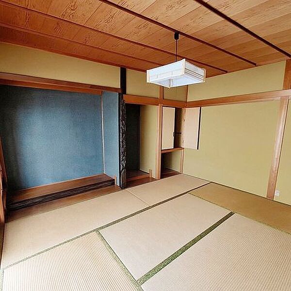 1F6帖の和室です。仏間・床の間がございます。
