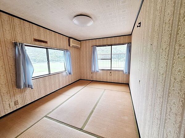 2Ｆ6帖和室の別角度から見た様子です。バルコニーへ出られます。