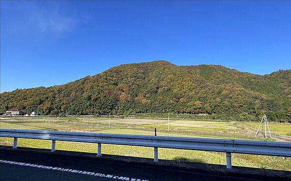 秋になると近くの山が紅葉し、とても綺麗です。