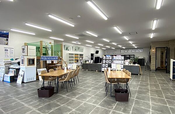 店舗の内観です。スタッフ一同心よりお待ちしております。