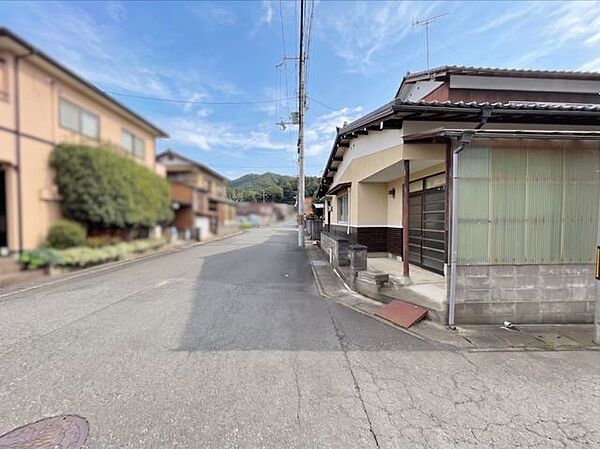 東側前面道路の様子です。
