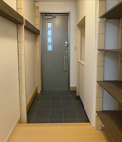 収納スペースもしっかり確保されている玄関です。※写真はAI加工により家具等を消去しています。現況と異なる場合は現況を優先します。