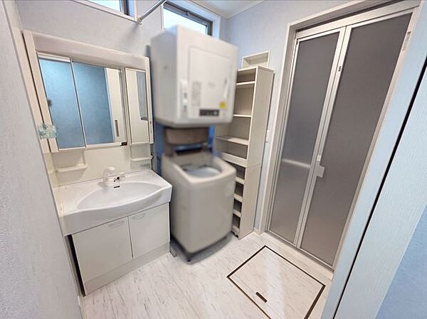 洗髪洗面化粧台付きが設置されております。※写真はAI加工により家具等を消去しています。現況と異なる場合は現況を優先します。