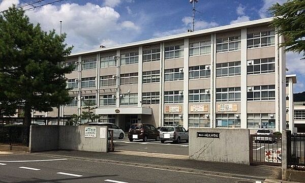 舞鶴市立城北中学校 徒歩23分。明倫小学校、吉原小学校、余内小学校、福井小学校の地域に住んでいる生徒が通っており、約350名の生徒が在籍しています。 1600m