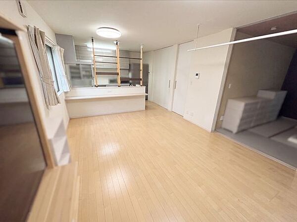 LDKを別角度から見た様子です。※写真はAI加工により家具等を消去しています。現況と異なる場合は現況を優先します。