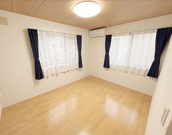 2F約6帖の洋室です。クローゼット付いております。※写真はAI加工により家具等を消去しています。現況と異なる場合は現況を優先します。