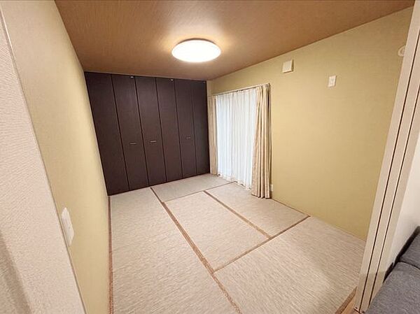 畳の色合いとダークブラウンの建具が調和し、上質な空間を演出します。※写真はAI加工により家具等を消去しています。現況と異なる場合は現況を優先します。