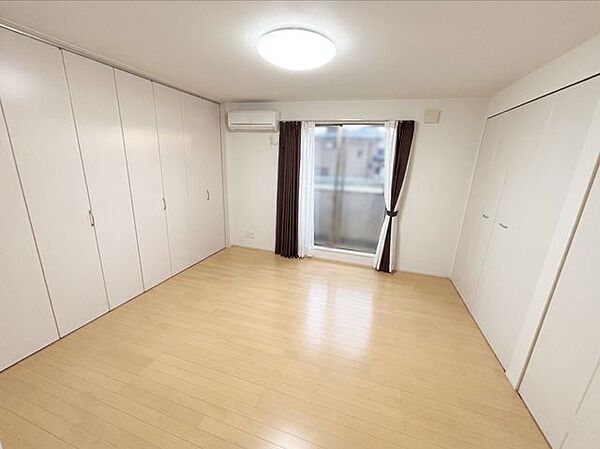 バルコニーへ出られるお部屋で、通風・採光ともに良好な洋室となっております。※写真はAI加工により家具等を消去しています。現況と異なる場合は現況を優先します。