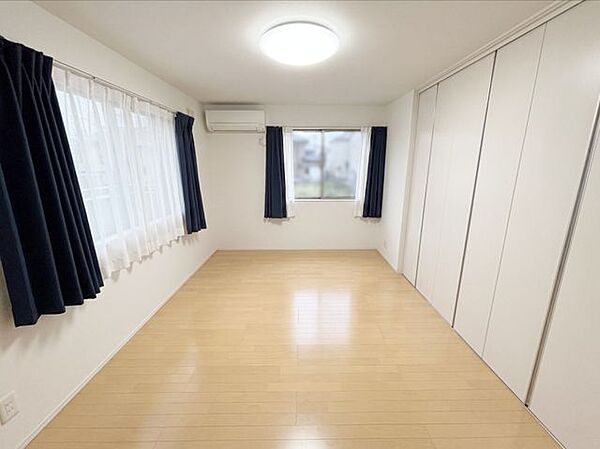 2Ｆ約7.5帖の洋室です。※写真はAI加工により家具等を消去しています。現況と異なる場合は現況を優先します。