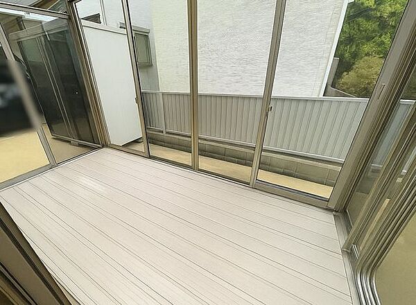 サンルームの様子です。洗濯物も十分に干せます。※写真はAI加工により家具等を消去しています。現況と異なる場合は現況を優先します。
