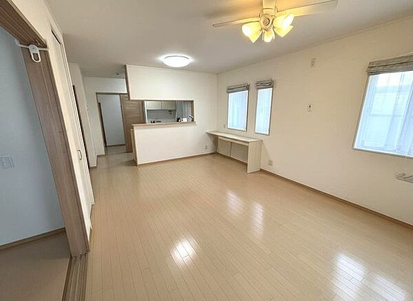 広々とした開放感のあるLDK。大きな窓から自然光がたっぷり入ります。※画像はイメージです