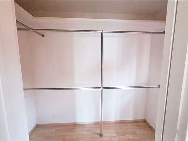 ウォークインクローゼットです。ハンガーパイプ付きの大容量収納です。衣類や荷物をまとめて収納できます。