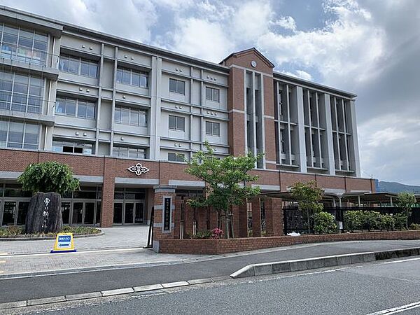 舞鶴市立白糸中学校 徒歩52分。新舞鶴小学校と志楽小学校地域に住んでいる生徒が通う中学校。2012年3月に新校舎が完成しました。 3800m