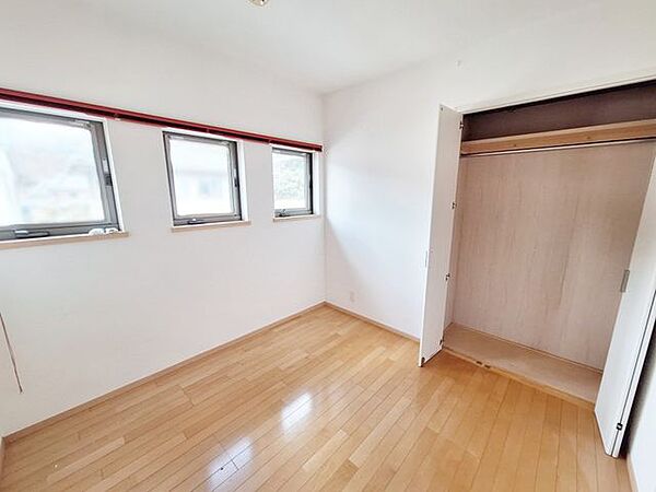 三連窓から光が差し込むお部屋です。