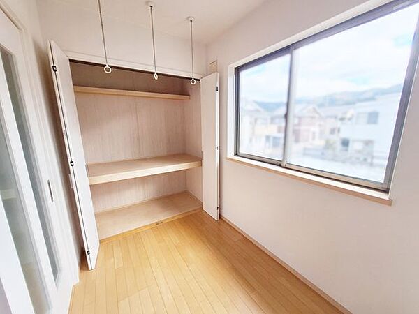 インナーテラスの様子です。室内物干し機が設置されております。
