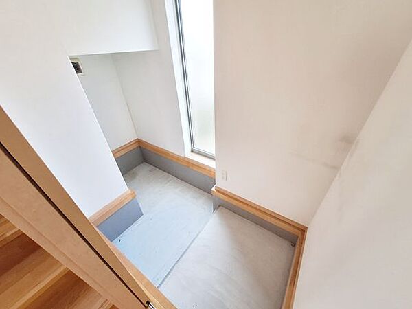 階段下の土間収納部分の様子です。季節物などたくさん収納できます。