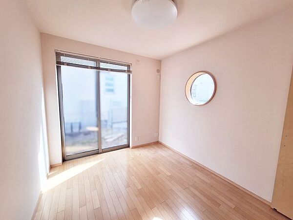丸窓がアクセントになっており柔らかな光が差し込む温かみのある空間です。