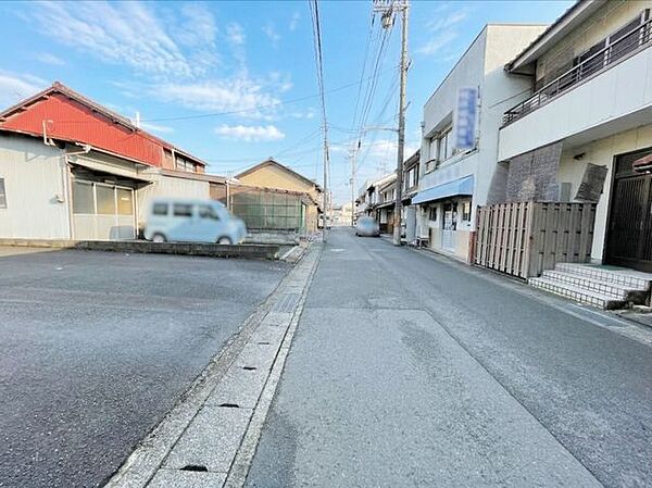 前面道路含む外観の様子です。