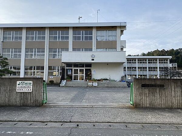 舞鶴市立倉梯第二小学校 徒歩5分。昭和49年に開校された小学校です。「自ら学び続ける意欲と思いやりの心をもち、たくましく生きる児童の育成」を教育目標とし、約200名の児童が通っています。 400m