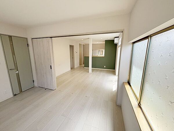 1F約6帖の洋室です。扉を開けるとさらに開放的な空間で、ライフスタイルに合わせて使い分けできます。