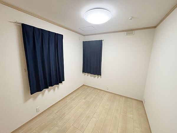 木目のフローリングで温かみのある落ち着いた空間です。