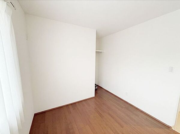 2F約4.5帖の洋室です。在宅ワークや趣味部屋としてもおすすめです。※写真はAI加工により家具等を消去しています。現況と異なる場合は現況を優先します。