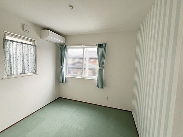 二面採光で明るく風通しの良いお部屋です。※写真はAI加工により家具等を消去しています。現況と異なる場合は現況を優先します。