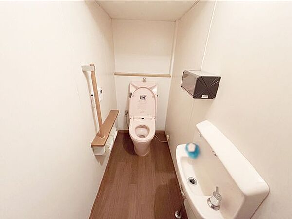 手すり付きで安心♪手洗い器付きで衛生的です。※写真はAI加工により家具等を消去しています。現況と異なる場合は現況を優先します。